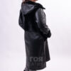Дамски модерен агнешки кожух с качулка модел VK- C14. Нов модел от ГОЯ Leather. Дамски кожух изработен от 100% естествена агнешка кожа с покритие против влага. Централно закопчаване с метален цип. Удобна качулка за студени дни. Два прикачени джоба в предната част украсени с декоративни метални цип и капси. Модерен кожух за студени зимни дни.