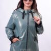 Зелено кожено яке от новата колекция на ГОЯ Leather  идеалният избор за стилни и модерни жени.  Дължината на продукта (63-65 см) го прави удобен и практичен за ежедневно носене. Красивият зелен цвят ще добави яркост към визията ви, а естествената кожа ще осигури комфорт и надеждност.  Ципът прави якето още по-удобно за носене. Прикачената качулка, изработена изцяло от кожа допълва и пидава завършен вид на модела. Джобовете в предната част са подчертани с ефектни капси и допълнитело защитени с цип. Естествената кожа на продукта ще позволи на кожата ви да диша и да усеща комфорт по време на носене.