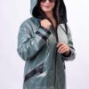 Зелено кожено яке от новата колекция на ГОЯ Leather  идеалният избор за стилни и модерни жени.  Дължината на продукта (63-65 см) го прави удобен и практичен за ежедневно носене. Красивият зелен цвят ще добави яркост към визията ви, а естествената кожа ще осигури комфорт и надеждност.  Ципът прави якето още по-удобно за носене. Прикачената качулка, изработена изцяло от кожа допълва и пидава завършен вид на модела. Джобовете в предната част са подчертани с ефектни капси и допълнитело защитени с цип. Естествената кожа на продукта ще позволи на кожата ви да диша и да усеща комфорт по време на носене.