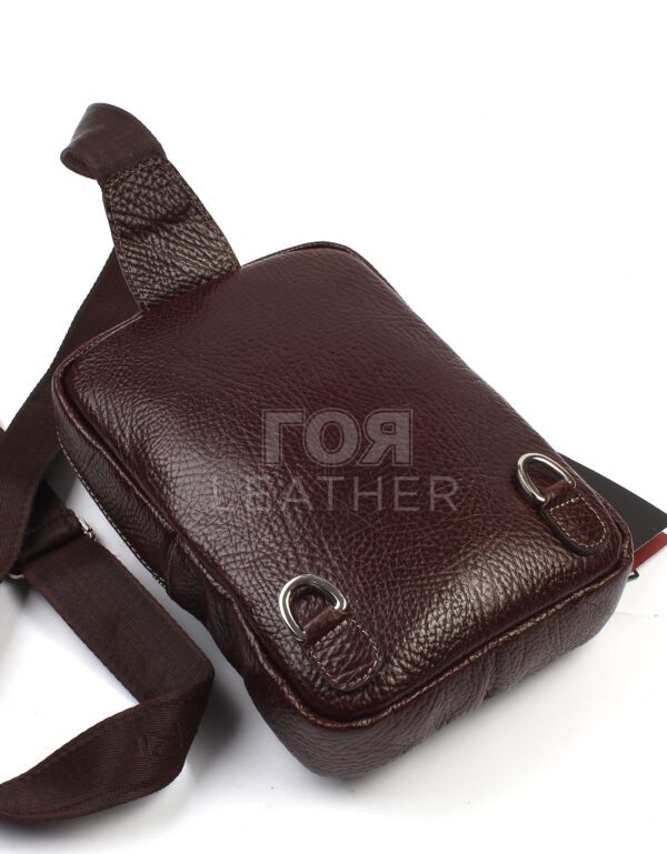 Кожена чанта за рамо модел- 205. Нов модел кожена от ГОЯ Leather, изработена от100% естествена телешка кожа. Размери на чантата за през рамо: 26см - 16см - 6см Характеристики на чантата за рамо: Има джоб с цип отпред Има джоб с капак отпред Има голямо отделение с цип Предният капак е магнитен Презрамката за рамо е регулируема Моделът е от естествена телешка кожа и е на марката AKA.