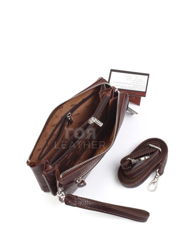 Кожената чанта модел AKA- 364 от ГОЯ Leather. Размери на кожената чанта модел AKA- 364 22см - 14см Характеристики на кожената чанта Могат да използват мъже и жени -Преносим модел с ръка и презрамка -Има джоб с цип отпред -Има джоб с цип на гърба -Има 2 капси с цип от вътрешната страна -Има 2 големи отделения отвътре - Презрамката за рамо е регулируема - Има къса презрамка Моделът е от естествена телешка кожа и е на марката AKA.