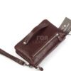 Кожената чанта модел AKA- 364 от ГОЯ Leather. Размери на кожената чанта модел AKA- 364 22см - 14см Характеристики на кожената чанта Могат да използват мъже и жени -Преносим модел с ръка и презрамка -Има джоб с цип отпред -Има джоб с цип на гърба -Има 2 капси с цип от вътрешната страна -Има 2 големи отделения отвътре - Презрамката за рамо е регулируема - Има къса презрамка Моделът е от естествена телешка кожа и е на марката AKA.