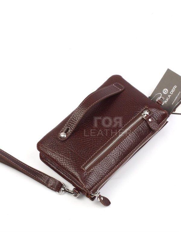 Кожената чанта модел AKA- 364 от ГОЯ Leather. Размери на кожената чанта модел AKA- 364 22см - 14см Характеристики на кожената чанта Могат да използват мъже и жени -Преносим модел с ръка и презрамка -Има джоб с цип отпред -Има джоб с цип на гърба -Има 2 капси с цип от вътрешната страна -Има 2 големи отделения отвътре - Презрамката за рамо е регулируема - Има къса презрамка Моделът е от естествена телешка кожа и е на марката AKA.