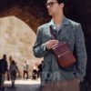 Кожена чанта за рамо модел- 205. Нов модел кожена от ГОЯ Leather, изработена от100% естествена телешка кожа. Размери на чантата за през рамо: 26см - 16см - 6см Характеристики на чантата за рамо: Има джоб с цип отпред Има джоб с капак отпред Има голямо отделение с цип Предният капак е магнитен Презрамката за рамо е регулируема Моделът е от естествена телешка кожа и е на марката AKA.