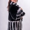 Дамско модерно палто от Рекс-чинчила и Алкантара Луксозно палто в красива черно -бяла комбинация. Черната алкантара се допълва от рекс-чинила в контрастен цвят. Шал яката, свободните ръкави и леко разкроена долна част, правят палтото удобно и комфортно. За тези ,които искат да подчертаят талията има свободен колан от алкантара. Леко,топло и пухкаво това палто е незаменимо както в ежедневието , така и за специални поводи. Потопете се в разкош с този прекрасен модел.