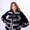 Дамско късо палто с рекс-чинчила Модерно късо палто - изборът на изисканите дами и млади момичета. Продуктът е произведен от козината на рекс-чинчила в комбинация с алкантара. Виждаме красив градиент от бяло, сив, до почти черен пастелен цвят. Този ефект е разигран по много интересен начин в дизайна. Кройката е интересна и оригинална. Моделът е с широки и удобни ръкави. Благодарение на свободната си кройка, овърсайз якето не ограничава движенията; Ръкавите на този модел са широки, стигат до лакътя, така че можете да изберете издължени ръкавици, които да допълнят визията ви. Дължина на продукта 55 см, го прави отличен избор за всякакъв повод. Изключително удобство и комфорт. Благодарение на това палто, можете да създадете романтичен или градски шик.