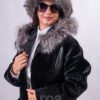Дамско комбинирано кожено палто модел VK- H 13 Този модел е незаменим елемент от зимния гардероб. Такова кожено палто трябва да бъде в арсенала на всяка дама. Той е лек, семпъл и елегантен в своя дизайн. Подходящ за различни типове фигура, благодарение на свободната си кройка. Широките прави ръкави и правата кройка ви позволяват да носите модела с тежки ботуши, сникърси или класически боти. Няколко ципа на подгъва на кожуха придават индивидуалност на визията. Това не са просто декоративни елементи, а оптически вталяват  обемен силует. Закопчава се с цип от неръждаема стомана. Кожухът е изработен от стригана мериносова козина, в комбинация с мека агнешка напа. Голяма и комфортна  качулка ,обкантена със сребърна лисица. Вътрешната чст на палтото е с подплатен хастар. Стил и удобство.