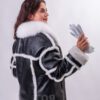 Късото дамско палто от агнешка тула е идеален вариант за съвременните жени, които искат да съчетаят стил и комфорт. Изработен от естествена кожа с напалан покритие, моделът не само изглежда елегантен, но и има отлични експлоатационни характеристики. Покритието прави продукта устойчив на влага и мръсотия, запазвайки първоначалния си вид дори след продължително носене. Стриганата агнешка кожа осигурява топлина и комфорт в студените дни. Този материал има висока топлоизолация и добра дишаемост, предотвратявайки ефекта на прегряване. Лекотата и мекотата на агнешката вълна прави палтото приятно на допир и удобно за носене. Дизайнът на палтото е съобразен с актуалните тенденции, като предлага красиво съчетани цветове. Подходящо е както с бизнес, така и с ежедневно облекло. Стилно допълнено с аксесоари, такова палто от агнешка кожа ще се превърне в истински акцент в гардероба ви, подчертавайки индивидуалността и вкуса на своя собственик. Моделът е изработен от висококачествен, надежден материал с покритие, което осигурява на продукта пълна защита от влиянието на околната среда. Повърхността не се деформира и не се замърсява. Еластичността на материята осигурява приятно усещане при носене. При внимателно боравене и правилна грижа артикулът ще издържи много дълго време, запазвайки първоначалните си свойства и красота. Кожухът се отличава с елементи от козина по шевовете и богата яка от лисица, които са ефектна декорация. Прекрасен избор за студените дни.