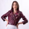 Ексклузивно късо дамско кожено яке модел VK- 2323 бордо-кроко Представяме на вашето внимание късо дамско байкер яке от висококачествена естествена кожа, с оригинален кроко ефект. Този стилен и модерен модел е с дължина 42-43 см и се затваря диагонално с цип в предната част. Якето е контрастни аксесоари- капси и цип в златисто. Особен ефект представляват ципът на гърба и на ръкавите. Кафявият цвят на коженото яке придава елегантност и чар. Обърнато е специално внимание на всеки детайл, за да се създаде перфектната визия за една модерна и стилна жена. Естествената кожа е гаранция за издръжливост и комфорт. Подарете си качествен продукт, който ще стане неизменна част от гардероба ви и ще подчертае безупречния ви вкус. Почувствайте изисканост и лукс с това превъзходно кожено болеро яке! Бъдете на гребена на модната вълна!