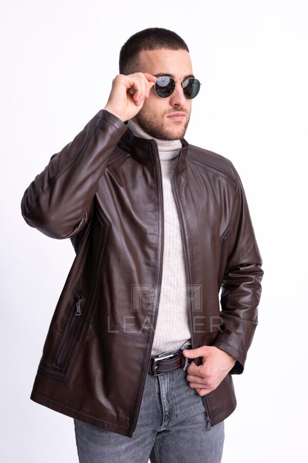 Мъжко елегантно право кожено яке от ГОЯ Leather. Модел с изчистена права кройка, подходяща както за слаба, така и за пълна фигура. Изработен от качествена агнешка напа в размери от S до 5XL. Закопчаване с метален цип. Моделът има три външни идва вътрешни джоба. Ръчното потъмняване по шевовете подчертава детайте и добавя стил и чар на модела. Между кожата и хастара има лека вата, което го прави подходящ за сезон пролет-есен.