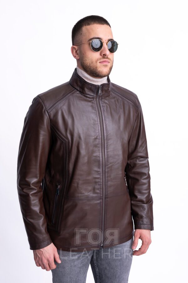 Мъжко елегантно право кожено яке от ГОЯ Leather. Модел с изчистена права кройка, подходяща както за слаба, така и за пълна фигура. Изработен от качествена агнешка напа в размери от S до 5XL. Закопчаване с метален цип. Моделът има три външни идва вътрешни джоба. Ръчното потъмняване по шевовете подчертава детайте и добавя стил и чар на модела. Между кожата и хастара има лека вата, което го прави подходящ за сезон пролет-есен.