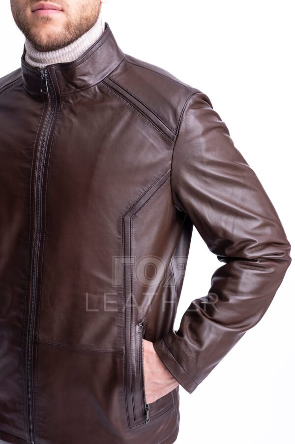Мъжко елегантно право кожено яке от ГОЯ Leather. Модел с изчистена права кройка, подходяща както за слаба, така и за пълна фигура. Изработен от качествена агнешка напа в размери от S до 5XL. Закопчаване с метален цип. Моделът има три външни идва вътрешни джоба. Ръчното потъмняване по шевовете подчертава детайте и добавя стил и чар на модела. Между кожата и хастара има лека вата, което го прави подходящ за сезон пролет-есен.