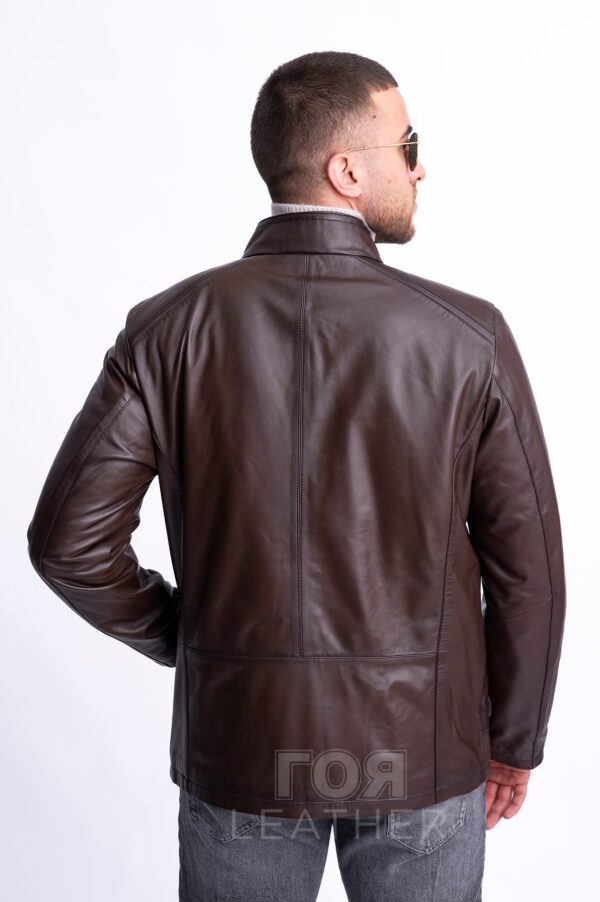Мъжко елегантно право кожено яке от ГОЯ Leather. Модел с изчистена права кройка, подходяща както за слаба, така и за пълна фигура. Изработен от качествена агнешка напа в размери от S до 5XL. Закопчаване с метален цип. Моделът има три външни идва вътрешни джоба. Ръчното потъмняване по шевовете подчертава детайте и добавя стил и чар на модела. Между кожата и хастара има лека вата, което го прави подходящ за сезон пролет-есен.