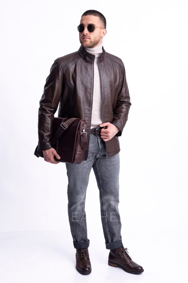 Мъжко елегантно право кожено яке от ГОЯ Leather. Модел с изчистена права кройка, подходяща както за слаба, така и за пълна фигура. Изработен от качествена агнешка напа в размери от S до 5XL. Закопчаване с метален цип. Моделът има три външни идва вътрешни джоба. Ръчното потъмняване по шевовете подчертава детайте и добавя стил и чар на модела. Между кожата и хастара има лека вата, което го прави подходящ за сезон пролет-есен.