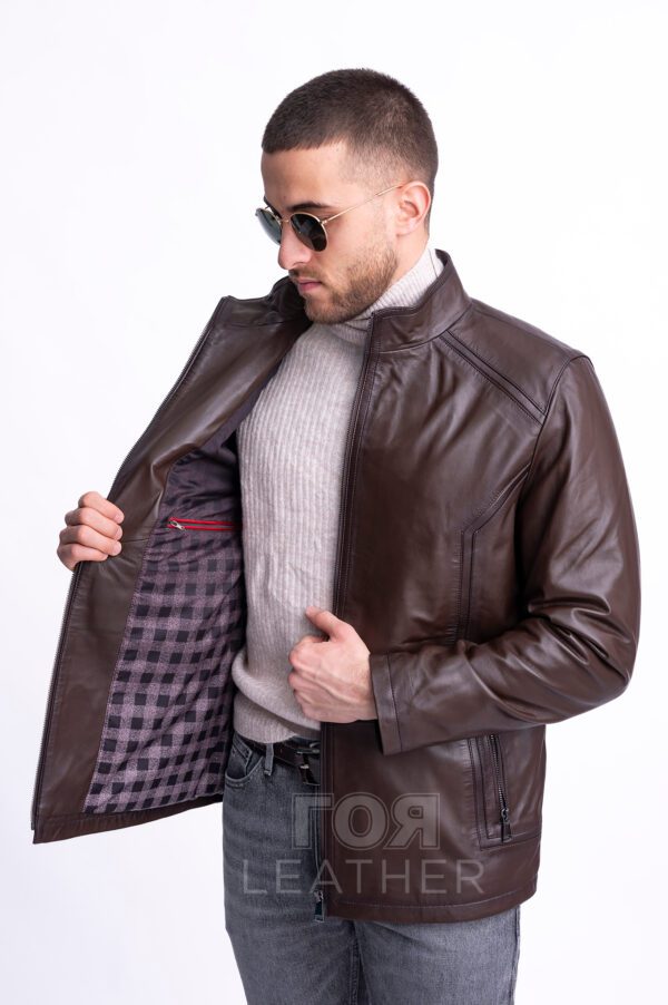 Мъжко елегантно право кожено яке от ГОЯ Leather. Модел с изчистена права кройка, подходяща както за слаба, така и за пълна фигура. Изработен от качествена агнешка напа в размери от S до 5XL. Закопчаване с метален цип. Моделът има три външни идва вътрешни джоба. Ръчното потъмняване по шевовете подчертава детайте и добавя стил и чар на модела. Между кожата и хастара има лека вата, което го прави подходящ за сезон пролет-есен.