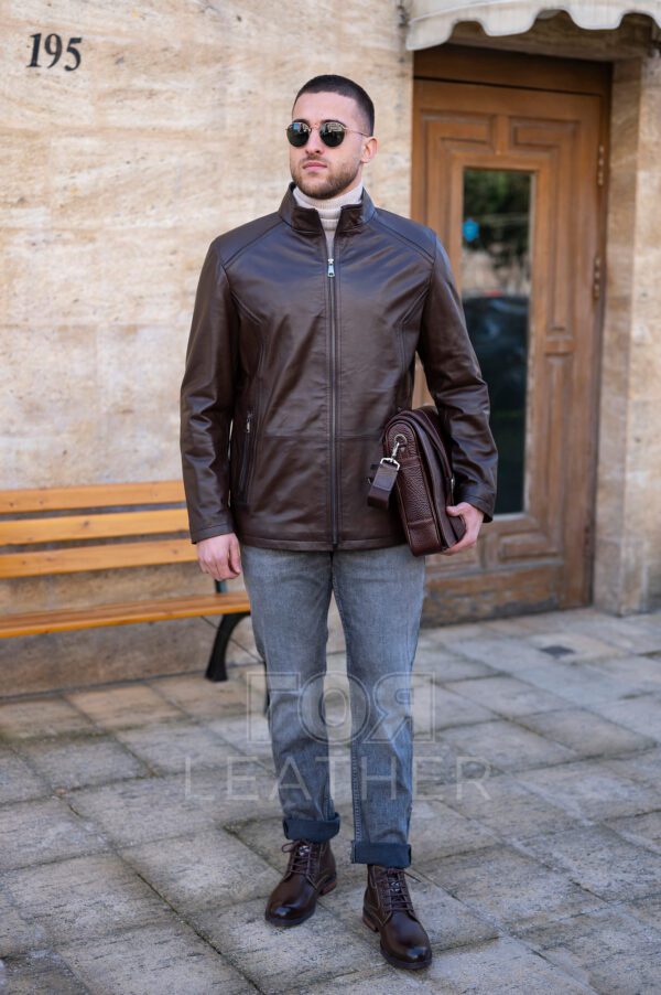 Мъжко елегантно право кожено яке от ГОЯ Leather. Модел с изчистена права кройка, подходяща както за слаба, така и за пълна фигура. Изработен от качествена агнешка напа в размери от S до 5XL. Закопчаване с метален цип. Моделът има три външни идва вътрешни джоба. Ръчното потъмняване по шевовете подчертава детайте и добавя стил и чар на модела. Между кожата и хастара има лека вата, което го прави подходящ за сезон пролет-есен.