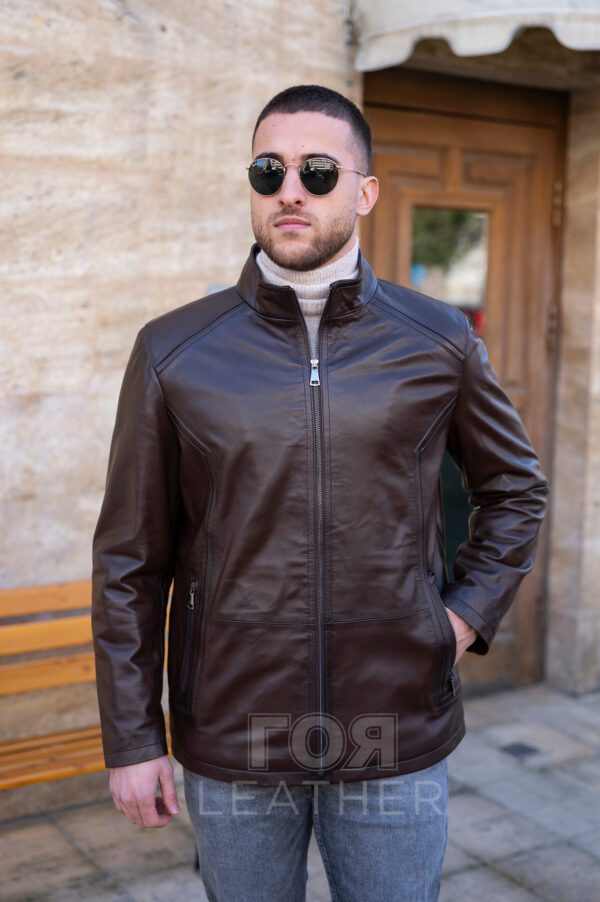 Мъжко елегантно право кожено яке от ГОЯ Leather. Модел с изчистена права кройка, подходяща както за слаба, така и за пълна фигура. Изработен от качествена агнешка напа в размери от S до 5XL. Закопчаване с метален цип. Моделът има три външни идва вътрешни джоба. Ръчното потъмняване по шевовете подчертава детайте и добавя стил и чар на модела. Между кожата и хастара има лека вата, което го прави подходящ за сезон пролет-есен.