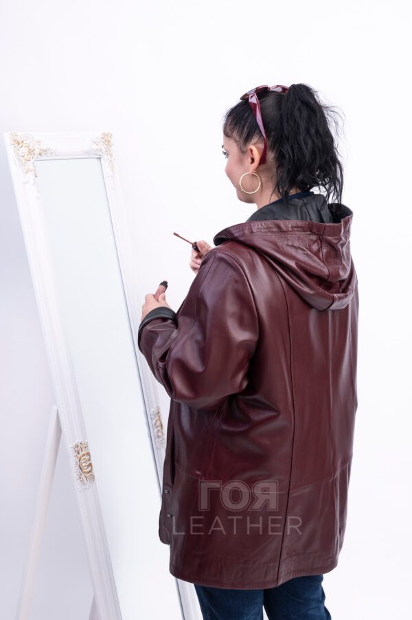 VK- F1 - Вера Цвят: Бордо Дамско късо манто с качулка от ГОЯ Leather. Дамско кожено яке  с качулка. Изработено е от висококачествена агнешка кожа в  модерен цвят бордо. Вътрешната част на качулката и маншетите са  в контрастно черен цвят. Качулката може да се пристяга посредством текстилен шнур. Моделът е с удобна кройка, подходяща за всеки тип фигура. Има много лека линия на вталяване. Чудесен избор за сезони пролет и есен.