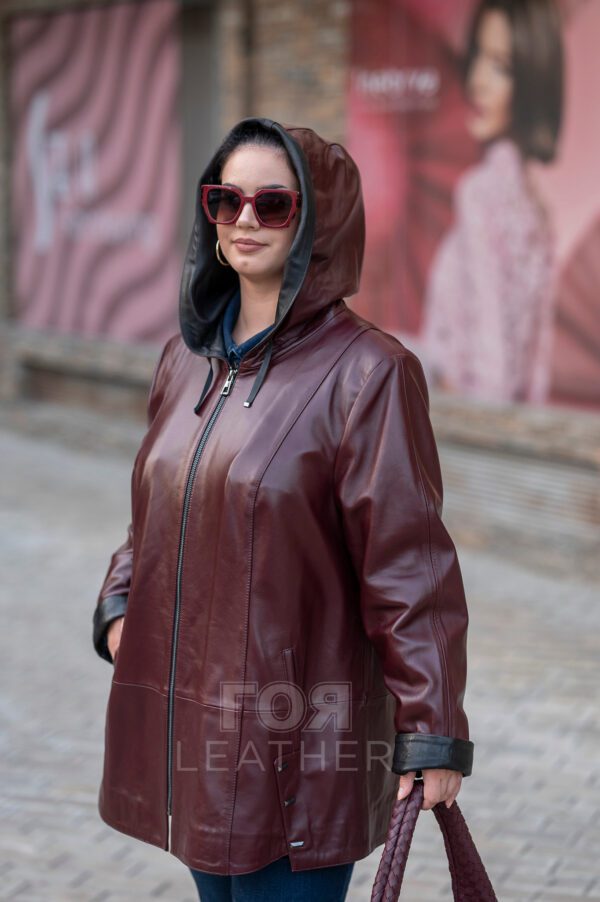 VK- F1 - Вера Цвят: Бордо Дамско късо манто с качулка от ГОЯ Leather. Дамско кожено яке  с качулка. Изработено е от висококачествена агнешка кожа в  модерен цвят бордо. Вътрешната част на качулката и маншетите са  в контрастно черен цвят. Качулката може да се пристяга посредством текстилен шнур. Моделът е с удобна кройка, подходяща за всеки тип фигура. Има много лека линия на вталяване. Чудесен избор за сезони пролет и есен.