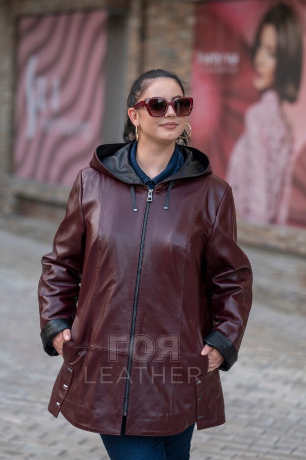 VK- F1 - Вера Цвят: Бордо Дамско късо манто с качулка от ГОЯ Leather. Дамско кожено яке  с качулка. Изработено е от висококачествена агнешка кожа в  модерен цвят бордо. Вътрешната част на качулката и маншетите са  в контрастно черен цвят. Качулката може да се пристяга посредством текстилен шнур. Моделът е с удобна кройка, подходяща за всеки тип фигура. Има много лека линия на вталяване. Чудесен избор за сезони пролет и есен.