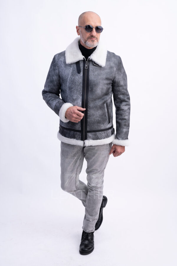 VK- N 85 | ЦВЯТ: Сив Мъжки авиаторски кожух от ГОЯ Leather.  Това е кожух, неподвластен на времето, предпочитан от мъжете заради лесното съчетаване с облеклото в ежедневието. Лек, топъл и комфортен, този модел е чудесен избор за студени зимни дни! Изработен от естествена агнешка  кожа с покритие, този модел не само се отличава със стилен външен вид, но и предлага отлични защитни свойства. Този кожух се съчетава перфектно както с класически, така и с по-спортни дрехи, което го прави универсална дреха. Не пропускайте възможността да добавите този стилен и практичен модел към гардероба си, който ще подчертае вашата индивидуалност и ще осигури комфорт при всяко време. Палтото от овча кожа се закопчава с цип по цялата дължина (70 см). Простият, прав силует на кожуха е допълнен от дизайнерски акценти под формата на контрастни кожени елементи и метални катарами в авиаторски стил.