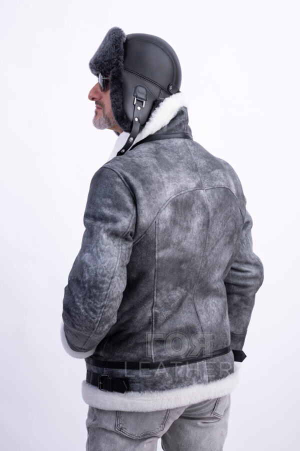 VK- N 85 | ЦВЯТ: Сив Мъжки авиаторски кожух от ГОЯ Leather.  Това е кожух, неподвластен на времето, предпочитан от мъжете заради лесното съчетаване с облеклото в ежедневието. Лек, топъл и комфортен, този модел е чудесен избор за студени зимни дни! Изработен от естествена агнешка  кожа с покритие, този модел не само се отличава със стилен външен вид, но и предлага отлични защитни свойства. Този кожух се съчетава перфектно както с класически, така и с по-спортни дрехи, което го прави универсална дреха. Не пропускайте възможността да добавите този стилен и практичен модел към гардероба си, който ще подчертае вашата индивидуалност и ще осигури комфорт при всяко време. Палтото от овча кожа се закопчава с цип по цялата дължина (70 см). Простият, прав силует на кожуха е допълнен от дизайнерски акценти под формата на контрастни кожени елементи и метални катарами в авиаторски стил.