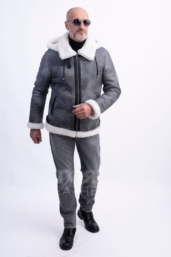 VK- N 85 | ЦВЯТ: Сив Мъжки авиаторски кожух от ГОЯ Leather.  Това е кожух, неподвластен на времето, предпочитан от мъжете заради лесното съчетаване с облеклото в ежедневието. Лек, топъл и комфортен, този модел е чудесен избор за студени зимни дни! Изработен от естествена агнешка  кожа с покритие, този модел не само се отличава със стилен външен вид, но и предлага отлични защитни свойства. Този кожух се съчетава перфектно както с класически, така и с по-спортни дрехи, което го прави универсална дреха. Не пропускайте възможността да добавите този стилен и практичен модел към гардероба си, който ще подчертае вашата индивидуалност и ще осигури комфорт при всяко време. Палтото от овча кожа се закопчава с цип по цялата дължина (70 см). Простият, прав силует на кожуха е допълнен от дизайнерски акценти под формата на контрастни кожени елементи и метални катарами в авиаторски стил.