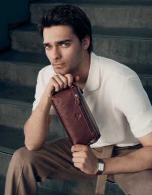 Мъжка ръчна кожна чанта- 116 Размери на кожен клъч: 22 см - 12 см Характеристики на кожен клъч: -Вътрешни характеристики: 6 държача за кредитни карти -1 отделение за банкноти -1 джоб с цип. - Велурена подплата отвътре. - Джоб с цип отпред. Отделение за съхранение на монети. Защитено в калъф с дизайн на AKA. Изработено от естествена телешка кожа, с дизайн на марката AKA. 100% естествена телешка кожа.