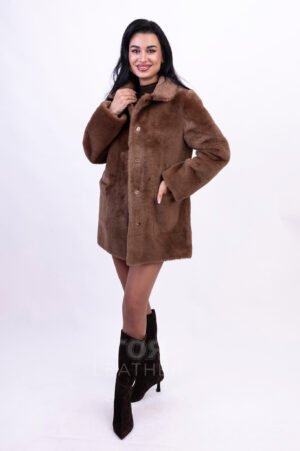 АРТИКУЛ: E- 02 | ЦВЯТ: Светло кафяв Двулицевото палто от овча кожа E- 02 е истинска находка за тези, които ценят комфорта и атрактивния външен вид. Изработено е от естествена кожа, обработена със специално високотехнологично покритие, което надеждно предпазва дрехата от неблагоприятни фактори на околната среда. Този материал гарантира издръжливост и защита, позволявайки ви да се наслаждавате на елегантността му години наред. Дължината на палтото е 80 см, което го прави универсален вариант за всеки гардероб. Светло кафявият цвят подчертава естествената текстура на кожата и допълва разнообразни стилове облекло, добавяйки нотка изтънченост към визията ви. Закопчаването е дискретни метални капси. Моделът разполага с два външни жоба. Двете обърнати страни ви позволяват да създадете два различни вида, позволявайки на всяка жена да намери своя уникален стил. Това палто е отличен избор за есенно-зимния сезон, съчетаващ функционалност и лукс.