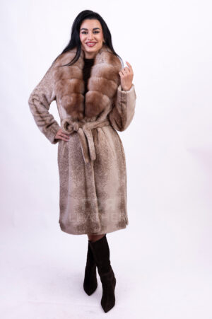 Дамско палто от алкантара с лисица е елегантна и впечатляваща дреха, изработена от стилна смес от  вълна и  кашмир. Луксозната му яка от лисича кожа служи като фокусен елемент, създавайки луксозен, изтънчен вид. Яката е подвижна, което ви позволява да трансформирате дрехата по ваше желание - носете я по-семпло или с пухкава козина за допълнителна елегантност и обем. Нежният меланжиран нюанс се съчетава красиво както с класически тъмни, така и с ярки цветове , създавайки разнообразни ансамбли. Това палто създава изтънчен и модерен вид благодарение на правата си кройка и женствения акцент, подчертан от колан. Коланът позволява регулируемо прилягане и подчертава талията. Дължината на палтото от 112-115 см. визуално удължава силуета, подчертава стойката и осигурява усещане за комфорт през студения сезон.