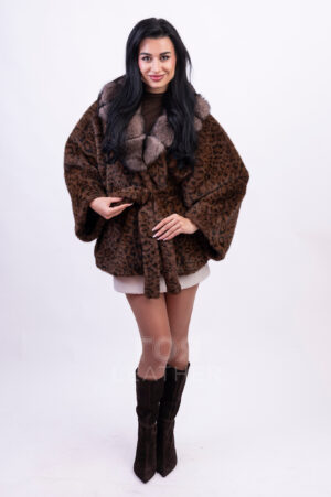 Пончо от алкантара с яка лисица MA- 12 | ЦВЯТ: Кафяв принт леопард Всяка дама ще се радва да притежава пончо от алканатара  в гардероба си. Това е стилна дреха, която подчертава предимствата на фигурата и маскира недостатъците, и най-вече не ограничава движенията. Тази материя лесно се справя с капризите на времето. Мека и равномерна, тя задържа топлината вътре, не пропускайки студа. Богатата шал яка от лисица добавя лукс към визията. Материалът, избран за ушиване на продукта, е висококачествена еко кожа в кафяв принт леопард. Материалът е мек, има привлекателен външен вид и при носене дава приятно усещане за лекота. Друго предимство на този модел е достъпната му цена, като качеството на изделието по никакъв начин не отстъпва на естествените. Алкантара е модерен материал, състоящ се почти изцяло от топла и лека естествена вълна с малко добавяне на еластан за подобряване на свойствата на плата.