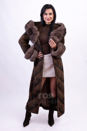 MA- 22 | ЦВЯТ: Кафяв меланж Представяме ви луксозен модел: палто от алкантара с качулка . Това палто е въплъщение на изискана елегантност и безупречен комфорт. Правата кройка , допълнена с колан осигурява перфектно прилягане и невероятна топлина дори в най-студените дни. Качулката, гарнирана с естествена лисича кожа, не само създава впечатляващ акцент, но и осигурява надеждна защита от студ и вятър. Нейната мекота и лекота създават усещане за безтегловност, позволявайки ви да се чувствате уверени и стилни при всяко време. Алкантарата използвана в това палто, се отличава с висококачествена текстура и отлична устойчивост на износване, което го прави идеален избор за тези, които ценят практичността, както и външния вид. Луксозната визия се допълва от богато гарнирани маншети на ръкавите с кожа от лисица.