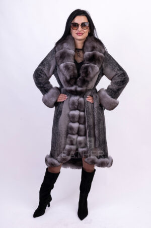 MA- 27 | ЦВЯТ: Сив меланж Представяме ви луксозното дълго палто MA-27 , създадено за истински ценители на елегантността и комфорта. Изработено от лека италианска материя, смес от вълна, еластан и полиестер, това палто не само придава усещане за невероятна топлина и комфорт, но и подчертава силуета. Сивият цвят ще подчертае вашия изтънчен вкус, а възможността да поръчате този модел в други нюанси ви позволява да създадете наистина уникален елемент от гардероба, който перфектно отговаря на вашите предпочитания. Великолепна яка и маншети от лисица украсяват палтото и добавят нотка класа. Тази луксозна, пухкава козина изцяло обкантва палтото, и не само Ви държи топли в студено време, но и придава на палтото уникален чар. Моделът се предлага със стилен колан, който може да се използва за подчертаване на талията и добавяне на женствен щрих.
