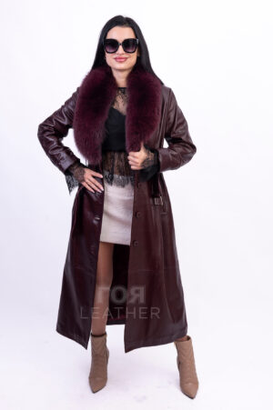 VK- R 56 | ЦВЯТ: Бордо Новият ни модел кожено манто VK- R 56 | ЦВЯТ: Бордо ще осигури на притежателката си несравнима привлекателност. Изработено от мека, висококачествена агнешка кожа, то вдъхва усещане за лукс и увереност във всяко движение. Меката текстура на материала осигурява перфектно прилягане, подчертавайки фигурата ви и позволявайки ви да се движите свободно. Особено впечатляваща характеристика е обемната, подвижна яка, изработена от естествена лисича кожа. Тя не само добавя изтънченост към визията, но и осигурява допълнителна защита от атмосферните условия в по-хладните дни. С едно лесно движение на китката яката може да се отдели, превръщайки палтото в по-семпъл вариант за по-топло време. За подчертаване на талията има колан с катарама. Дължината от 128 см. създава перфектен силует на фигурата. Уникалният цвят придава на това палто изисканост и класа.