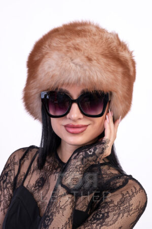 Луксозен модел дамска шапка. Моделът е изработен от 100% естествена кожа от лисица (цяла кожа). Вътрешна част леко ватиран хастар. Универсален размер.