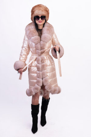 MT- 9099 | ЦВЯТ: Розова пудра Чудесен и стилен вариант е новото ни палто модел MT-9099 , изработено от промазана тафта и разкошна гарнитура от лисица. Моделът впечатлява с елегантност и шик. Нежният цвят пудра с перлен ефект подсилва луксозното излъчване. Изцяло е обкантено с разкошна лисица, нежна и мека на допир. Палтото е с вата , която ще задържи топлината, и ще Ви осигури ненадминат комфорт. За по-голям разкош е добавен колан, идеално подчертаващ талията. Това е модел за стилни,смели и вдъхновени жени, с ярка индивидуалност.