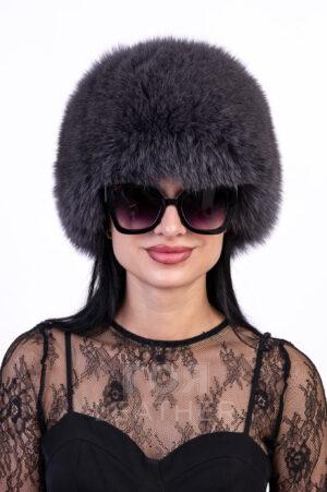 Луксозен модел дамска шапка. Моделът е изработен от 100% естествена кожа от лисица (цяла кожа). Вътрешна част леко ватиран хастар. Универсален размер.