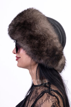 SH- 76 Дамска черна шапка с лисица от ГОЯ Leather. Луксозна дамска шапка изработена в комбинация от агнешка напа и лисица.