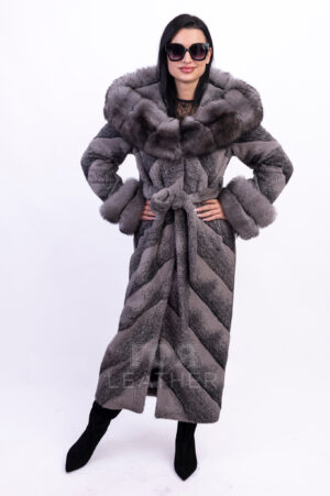 MA- 22 | ЦВЯТ: Сив меланж Представяме ви луксозен модел: палто от алкантара с качулка . Това палто е въплъщение на изискана елегантност и безупречен комфорт. Правата кройка , допълнена с колан осигурява перфектно прилягане и невероятна топлина дори в най-студените дни. Качулката, гарнирана с естествена лисича кожа, не само създава впечатляващ акцент, но и осигурява надеждна защита от студ и вятър. Нейната мекота и лекота създават усещане за безтегловност, позволявайки ви да се чувствате уверени и стилни при всяко време. Алкантарата използвана в това палто, се отличава с висококачествена текстура и отлична устойчивост на износване, което го прави идеален избор за тези, които ценят практичността, както и външния вид. Луксозната визия се допълва от богато гарнирани маншети на ръкавите с кожа от лисица.