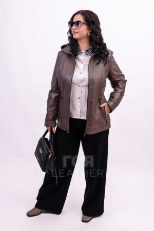 Нашият нов продукт - кожено яке с подвижна качулка и вризки VK- М 93  ще ви помогне да създадете елегантен, неустоим имидж. Изисканият модел в цвят Тауп ще изглежда много спретнат и привлекателен. Този тип връхни дрехи са подходящи за ежедневна употреба: офис помещения, забавления или официални събития. Моделът е изработен от естествена гладка кожа. Тя е много мека и приятна на допир и прави изделието удобно за носене. Поради факта, че такава кожа е много еластична, движенията в якето абсолютно не са ограничени, а напротив, леки и свободни. Връзките ви позволяват да регулирате кройката и да създадете прилепнал силует, подчертавайки вашата изтънченост. Модерният  цвят Тауп на якето лесно се комбинира с различни елементи от облеклото, било то дънки, пола или рокля. Дължината на продукта (65-67 см) осигурява добра защита от вятъра и свобода на движение. Естествената агнешка кожа осигурява приятно усещане и гарантира издръжливост. Специална характеристика на модела е подвижната качулката, която може надеждно да ви предпази от вятъра. Изработено по най-високите стандарти за качество, това яке се предлага в широка гама от размери (S-2XL), което позволява на всяка жена да намери перфектния размер.