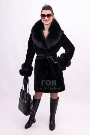 Една от най-луксозните нови артикули в зимната колекция е луксозното палто от агнешки мутон с лисица VK- M 90. Този модел е отличен избор за тези, които ценят практичността, лукса и елегантността. Не е тайна, чe агнешкият мутон е първокласен изолационен материал. Тази кожа е изключително издръжлива, лека и най-важното - топла, подходяща за ниски температури. Материалът е много мек и нежен на допир. Палтото вътре е подплатено с леко ватиран хастар. Друга отличителна черта на това палто е богатата яката и маншети от естествена кожа на лисица. Палтото се закопчава с копчета и се предлага с колан, който се пристяга и подчертава  талията. Моделът е с дължина 92-95 см.