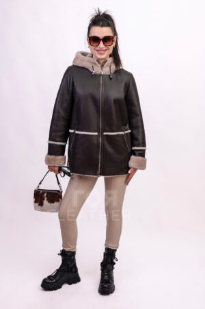 VK- N 134 | ЦВЯТ: Кафяв Представяме Ви модерен спортно-елегантен кожух с качулка. Изключително лек, топъл и комфортен. Изработен е в актуалните цветове - шоколадово кафяво в комбинация със светло бежов косъм. Закопчаването е с двойно отваряем метален цип. Прикачената качулката ще Ви предпази от вятър и дъжд. Моделът разполага с два виншни джоба. Има странични ципове, които улесняват при сядане. С този кожух всяка жена ще се чувства стилна и уверена през зимата.