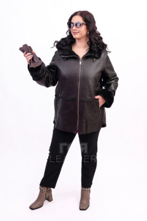 VK- N 134 | ЦВЯТ: Тъмно кафяв Представяме Ви модерен спортно-елегантен кожух с качулка. Изключително лек, топъл и комфортен. Изработен е от агнешка тула с покритие против влага в практичен тъмно кафяв цвят . Закопчаването е с двойно отваряем метален цип. Прикачената качулката ще Ви предпази от вятър и дъжд. Моделът разполага с два виншни джоба. Има странични ципове, които улесняват при сядане. С този кожух всяка жена ще се чувства стилна и уверена през зимата.