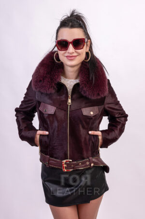 Дамско луксозно кожено яке от пони с лисица VK- 631 На Вашето внимание предлагаме това модерно късо яке от кожа на пони. Моделът е декориран с богата и пухкава яка от лисица, която е подвижна. Използвани са метални ципове в златисто, допълващи шикозната визия на якето. Коланът, декоративните капаци отпред са изработени от агнешка напа. Това яке е подходящо за всеки стил дрехи от гардероба Ви. Може да го носите по всякакъв повод, и определено ще се чувствате на гребена на модната вълна.