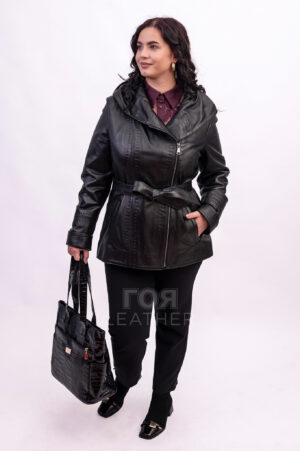 Дамско кожено яке с качулка в черно VK- 1770: Дамско вталено яке от ГОЯ Leather. Нов модел изработен от висококачествена агнешка напа. 100% естествена кожа. Моделът е с елегантна и вталена линия. Закопчаване с двоен метален цип позволяващо бързо вталяване или отпускане на силуета. Има два външни странични джоба. Качулката е неподвижна, изработена изцяло от кожа. Колан в комплект за допълнително вталяване.Подходящ модел за пролет и есен.