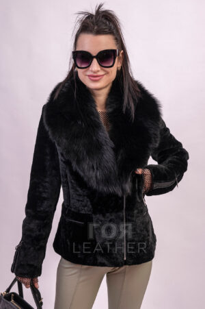 Дамско късо палто от мутон с лисица  VK- K 119 MUTON | ЦВЯТ: Черен Дамско късо, спортно елегантно палто от мутон е подходящо за създаване на различни ежедневни визии. Отивате на кино или клуб? Разходка в парка? Допълнете визията си с това палто - и ще бъдете на върха! Моделът е изработено в  комбинация от агнешки мутон, лицева кожа и богата шал яка от лисица която подчертава луксозния вид на изделието. Благодарение на универсалния си цвят, палтото може да се носи с рокли, поли, дънки или панталони от всякакъв цвят. Закопчава се с цип. Подвижната гарнитура от лисица е покрива класическа яка тип-ревер. Моделът разполага с два вертикални джоба, които се затварят с цип. За удобство, с цел регулиране на размера има два успоредни ципа,които при необходимост се затварят до горе. Дължина на продукта – 62 см