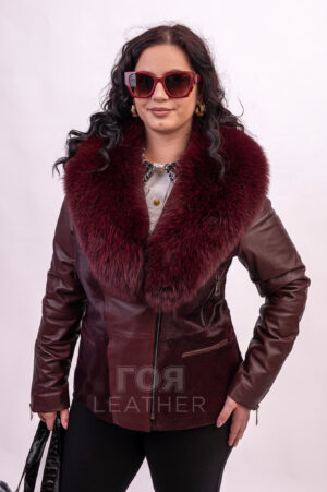 Дамско луксозно байкър яке с пони и лисица е подходящо за създаване на ежедневни визии. Отивате на кино или клуб? Разходка в парка? Допълнете визията си с това яке - и ще бъдете на върха! Коженото яке е изработено в ефектна комбинация от три вида кожа, което подчертава луксозния вид на модела . Благодарение на универсалния си цвят, якето може да се носи с рокли, поли, дънки или панталони от всякакъв цвят. Закопчава се с цип. Подвижната гарнитура от лисица е покрива класическа яка тип-ревер. Якето разполага с два вертикални джоба, които се затварят с цип. За удобство, с цел регулиране на размера,якето има два успоредни ципа,които при необходимост се затварят до горе. Дължина на продукта – 62 см