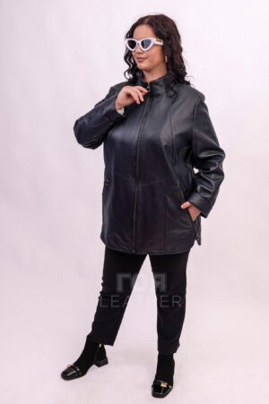 VK-  A 294 | ЦВЯТ: Тъмно син Този модел се отличава със своята елегантност и небрежен шик. Изработено е от мека и еластична агнешка напа. Естествената кожа е приятна на допир, а наситения тъмно син цвят лесно се вписва във всяка цветова схема и ви позволява да създавате безброй стилни комбинации. Детайлите в кройката оформят талията и подчертават извивките. Капсите и декоративните плъзгачи на циповете внасят леко спортен елемент, което прави якето идеално за ежедневно, връхно облекло . Стои прекрасно на всяка фигура и е чудесен избор за сезони-  пролет и есен.