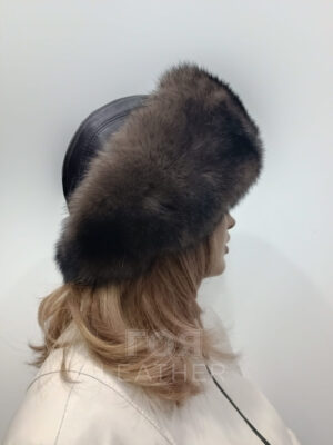 SH- 78 | ЦВЯТ: Тъмно кафяв Дамска кафява кожена шапка с лисица от ГОЯ Leather. Луксозна дамска шапка изработена в комбинация от агнешка напа и лисица. Вътрешна част подплатена с леко ватиран хастар. Универсален размер, с възможност за пристягане в задната част. Цвят на лицевата кожа- тъмно кафяв. Лисица- светъл в основата и тъмно кафяв към върха на косъма.