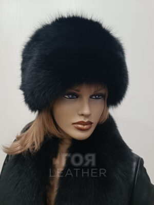АРТИКУЛ: SH- 31 | ЦВЯТ: Черен Луксозен модел дамска шапка. Моделът е изработен от 100% естествена кожа от лисица (цяла кожа) в черен цвят. Вътрешна част леко ватиран хастар. Универсален размер.